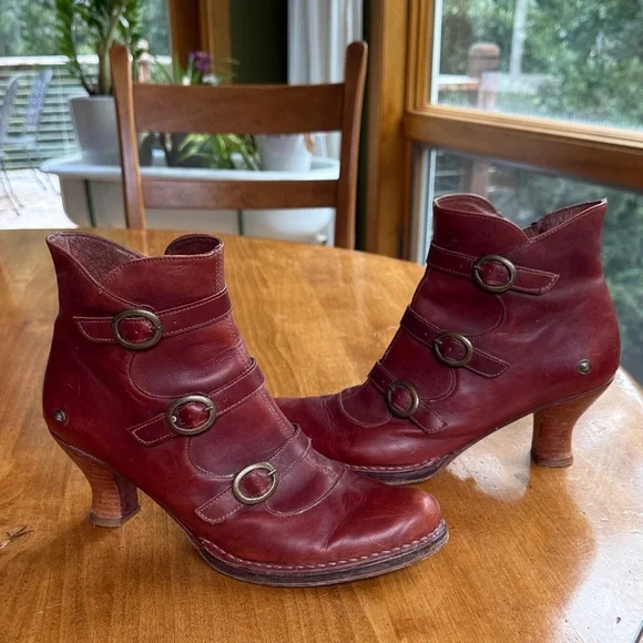 Chic Burgundy Leather Buckle Boots - Picture 2 of 4